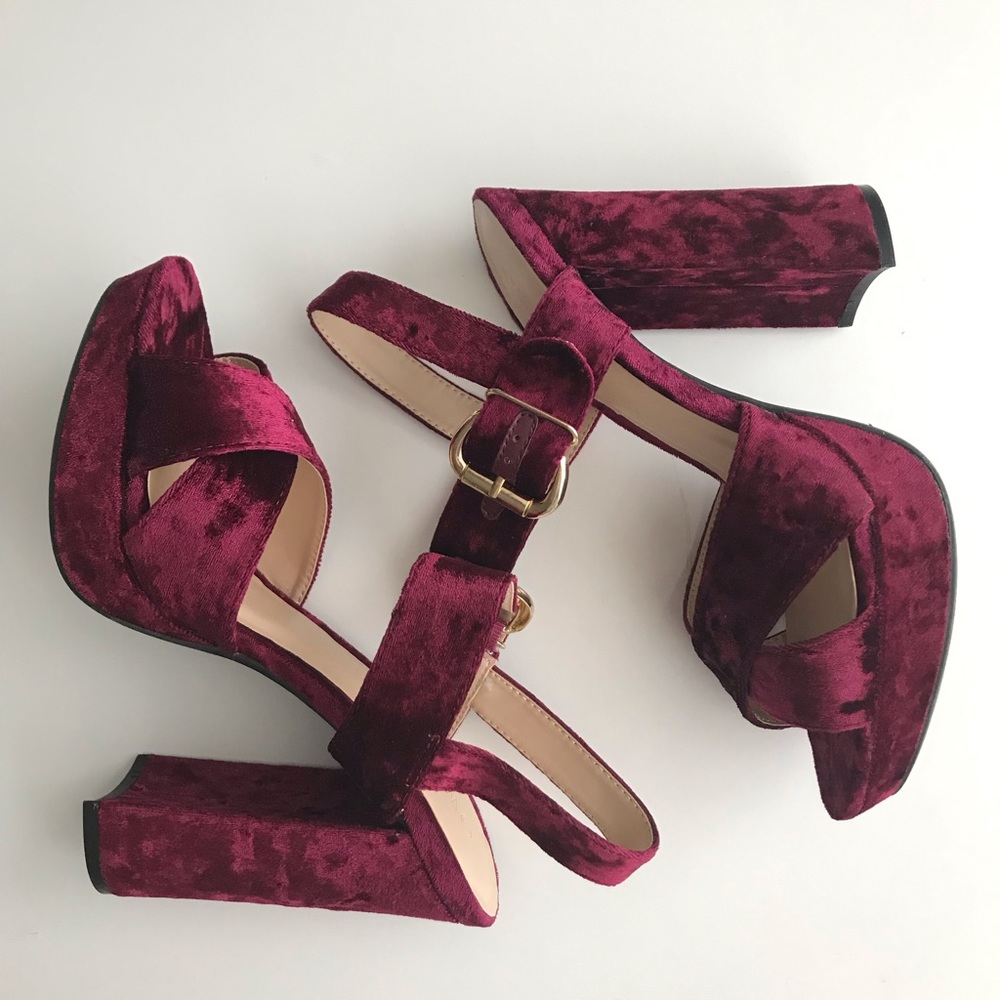 NWOT Velvet Platform Heel